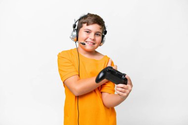 Beyaz arka planda video oyunu kontrolörüyle oynayan küçük beyaz bir çocuk gülüyor.