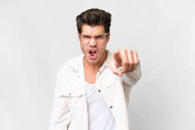 İzole edilmiş beyaz arka planı olan yakışıklı beyaz bir adam hayal kırıklığına uğramış ve ön tarafı işaret ediyor.
