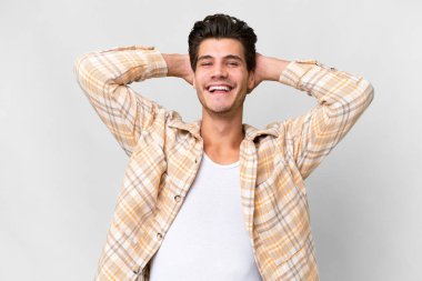 Soyutlanmış beyaz arka planda gülen yakışıklı beyaz bir adam.