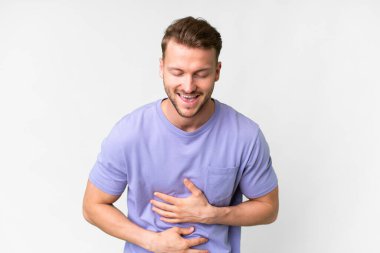 Soyutlanmış beyaz arka planda yaşayan yakışıklı beyaz adam çok gülümsüyor.