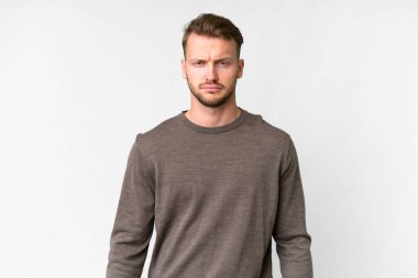 Soyutlanmış beyaz bir geçmişi olan yakışıklı beyaz bir adam. Üzgün bir ifadeyle.