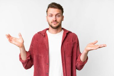 Soyutlanmış beyaz geçmişi olan yakışıklı beyaz bir adam ellerini kaldırırken şüpheye düşüyor.