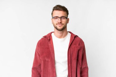 Genç yakışıklı, beyaz tenli, gözlüklü ve mutlu bir adam.