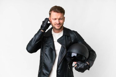 İzole edilmiş beyaz arka plan üzerinde motosiklet kaskı olan genç beyaz bir adam hayal kırıklığına uğramış ve kulaklarını kapatmış.