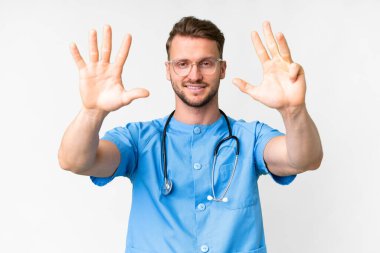 Genç hemşire, izole edilmiş beyaz arka planda dokuz parmaklı sayıyor.
