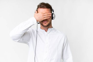 Tele pazarlamacı beyaz bir adam kulaklıkla çalışıyor. İzole edilmiş beyaz bir geçmişi var. Gözlerini elleriyle kapatıyor. Bir şey görmek istemiyorum.