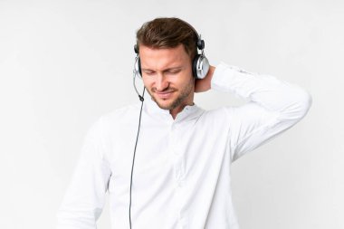 Tele pazarlamacı, beyaz boyunlu, kulaklık takmış beyaz bir adam.