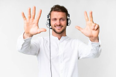 Tele pazarlamacı, beyaz arka planda kulaklıkla çalışan beyaz bir adam parmaklarıyla sekiz kişi sayıyor.