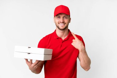 Pizza teslimatçısı üniformalı adam izole edilmiş beyaz arka planda pizza kutuları topluyor.