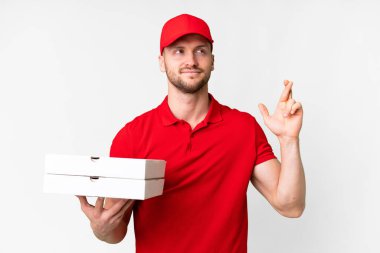 Pizza teslimatçısı üniformalı adam izole edilmiş beyaz arka planda pizza kutularını topluyor ve şans diliyor.