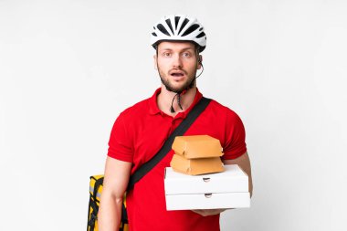 Genç teslimatçı, yalıtılmış beyaz bir arka plandan yemek alıyor ve yüz ifadesi şaşırtıcıydı.