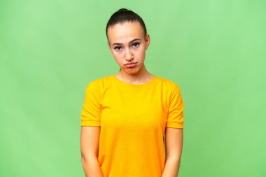 Hüzünlü bir ifadeyle soyutlanmış genç bir Arap kadın.