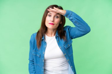 Orta yaşlı bir kadın izole edilmiş bir krom anahtar geçmişi var. Bir şeye bakmak için çok uzaklara bakıyor.