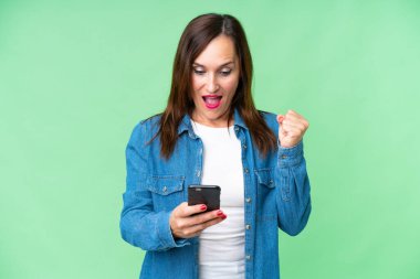 Orta yaşlı kadın izole edilmiş krom anahtar geçmişi şaşırttı ve bir mesaj gönderiyor.