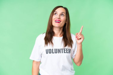 Orta yaşlı gönüllü kadın izole edilmiş krom anahtar geçmişi gösteriyor ve şaşırdı.