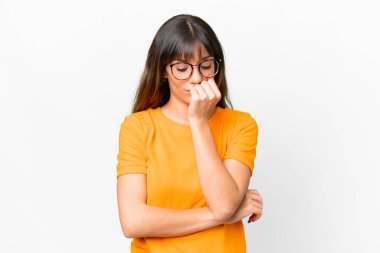 Tecrit edilmiş beyaz bir geçmişi olan beyaz bir kadın.