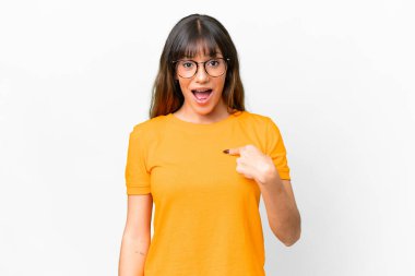 İzole edilmiş beyaz arka planı olan beyaz bir kadın. Şaşırtıcı yüz ifadesi var.