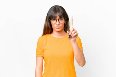 İzole edilmiş beyaz arka plan üzerinde beyaz kadın ciddi bir ifadeye sahip birini sayıyor.