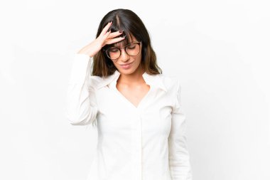 Kafkasyalı genç bir kadın soyutlanmış beyaz arka plan ve baş ağrısı.