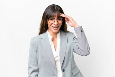 Kafkasyalı genç bir kadın izole edilmiş beyaz arka planda bir şey fark etti ve çözüme niyetlendi.