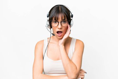 Tele pazarlamacı beyaz kadın izole bir geçmişi olan bir kulaklıkla çalışıyor sağa bakarken şaşırmış ve şok olmuştu.