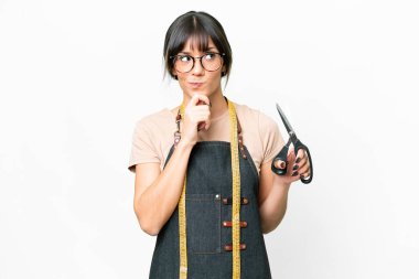 Kafkasyalı genç terzi soyutlanmış beyaz arka plan üzerinde şüpheleri ve düşünceleri var.