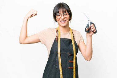 İzole edilmiş beyaz arka plan üzerinde güçlü jestler yapan genç beyaz kadın.