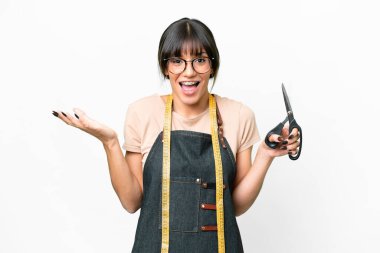 İzole edilmiş beyaz arka plan ve şok olmuş yüz ifadesi olan beyaz kadın terzisi.