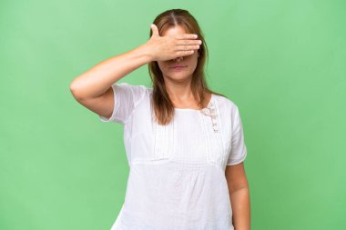 Orta yaşlı, beyaz bir kadın izole edilmiş bir geçmişi var. Gözlerini elleriyle kapatıyor. Bir şey görmek istemiyorum.