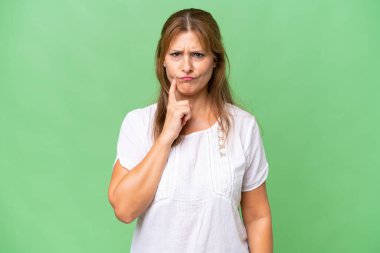 Soyutlanmış geçmişi olan orta yaşlı beyaz bir kadın.