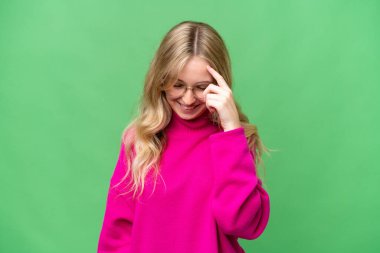 Soyutlanmış geçmişine gülen genç bir İngiliz kadın.