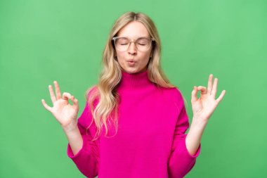 Zen pozuyla izole edilmiş genç İngiliz kadın.