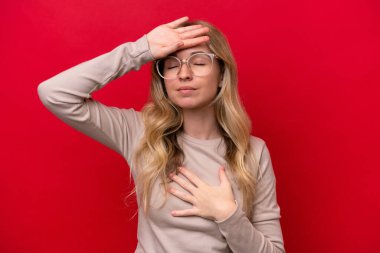 Genç İngiliz kadın kırmızı arka planda izole edilmiş gözlüklü ve yorgun