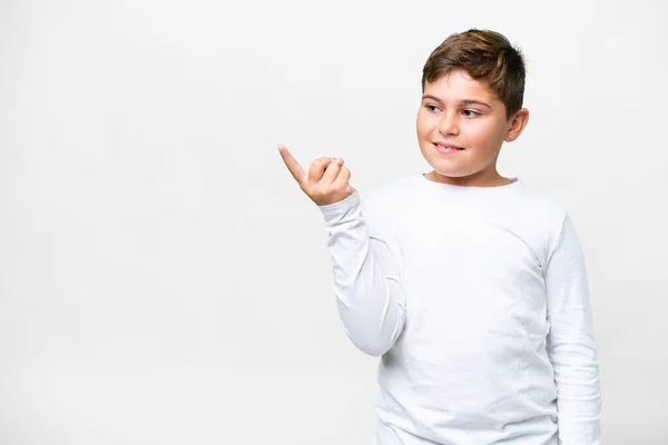 在孤立的白色背景下 一个高加索小孩想在举起一只手指头的同时实现这个解决方案 — 图库照片