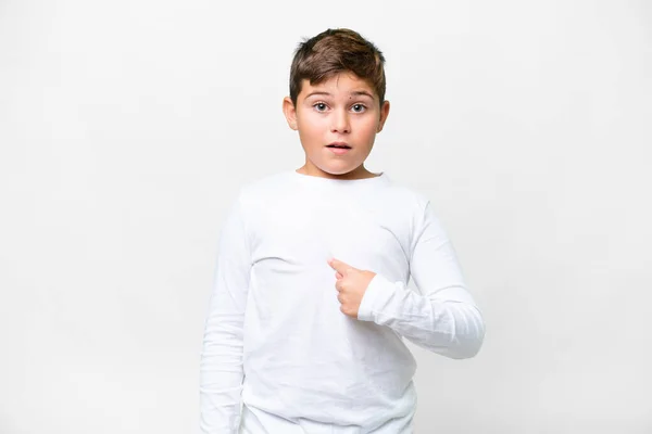 一个白人小孩用手指着自己 而不是孤立的白人背景 — 图库照片