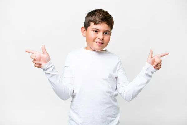 小さな白人の子供が孤立した白い背景を指差す指をラテン語と幸せな意味で — ストック写真