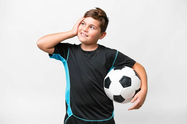 Mały Biały Piłkarz Dzieciak Nad Odizolowanym Białym Tle Uśmiechając Się — Zdjęcie stockowe
