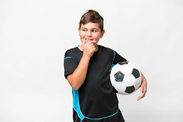 Klein Kaukasisch Voetbal Speler Kind Geïsoleerde Witte Achtergrond Kijken Naar — Stockfoto