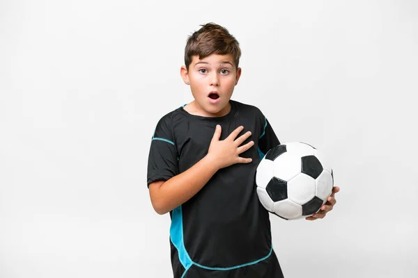 Little Kaukasische Footballspeler Kind Geïsoleerde Witte Achtergrond Verrast Geschokt Terwijl — Stockfoto