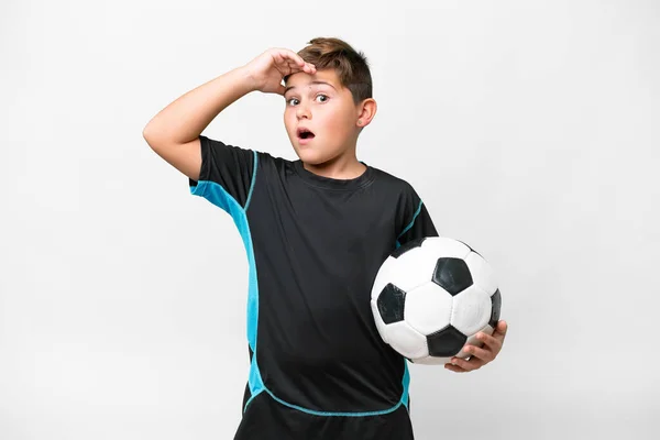 Klein Kaukasisch Voetbal Speler Kind Geïsoleerde Witte Achtergrond Doen Verrassing — Stockfoto