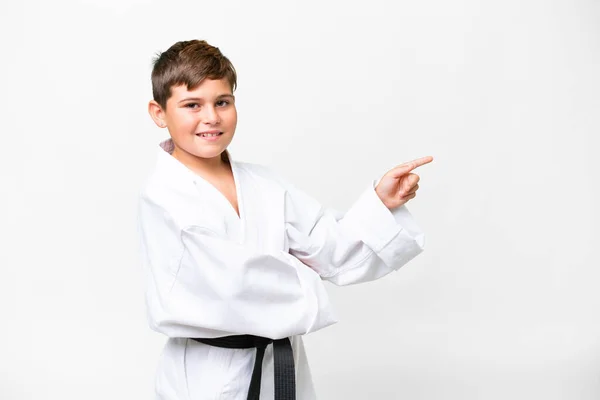 Malý Kavkazský Kluk Dělá Karate Přes Izolované Bílé Pozadí Ukazující — Stock fotografie