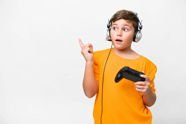 Μικρό Καυκάσιο Παιδί Που Παίζει Ένα Χειριστήριο Βιντεοπαιχνιδιών Πάνω Απομονωμένο — Φωτογραφία Αρχείου