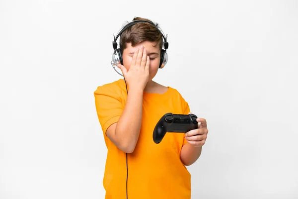 Klein Blank Kind Spelen Met Een Video Game Controller Geïsoleerde — Stockfoto