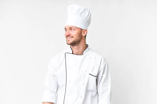 Jovem Chef Caucasiano Sobre Fundo Branco Isolado Olhando Lado — Fotografia de Stock