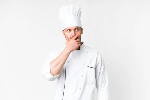 Jovem Chef Caucasiano Sobre Fundo Branco Isolado Com Dúvidas Com — Fotografia de Stock