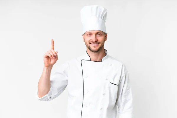 Jonge Kaukasische Chef Kok Geïsoleerde Witte Achtergrond Tonen Heffen Van — Stockfoto