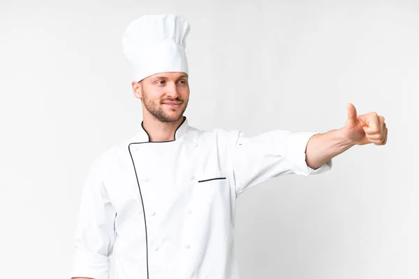 Jovem Chef Caucasiano Sobre Fundo Branco Isolado Dando Gesto Polegar — Fotografia de Stock