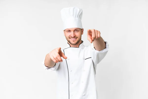 Jovem Chef Caucasiano Sobre Fundo Branco Isolado Aponta Dedo Para — Fotografia de Stock