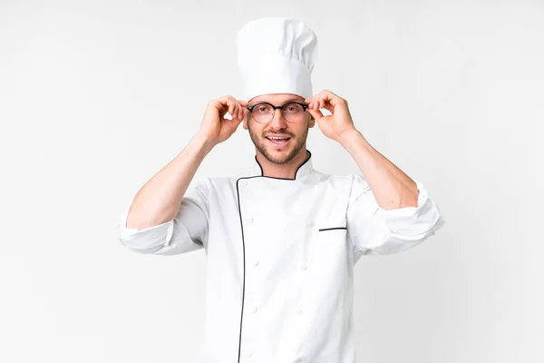 Junge Kaukasische Koch Über Isolierten Weißen Hintergrund Mit Brille Und — Stockfoto