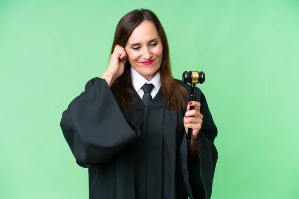 Soudkyně Běloška Přes Izolované Pozadí Frustrované Zakrývající Uši — Stock fotografie